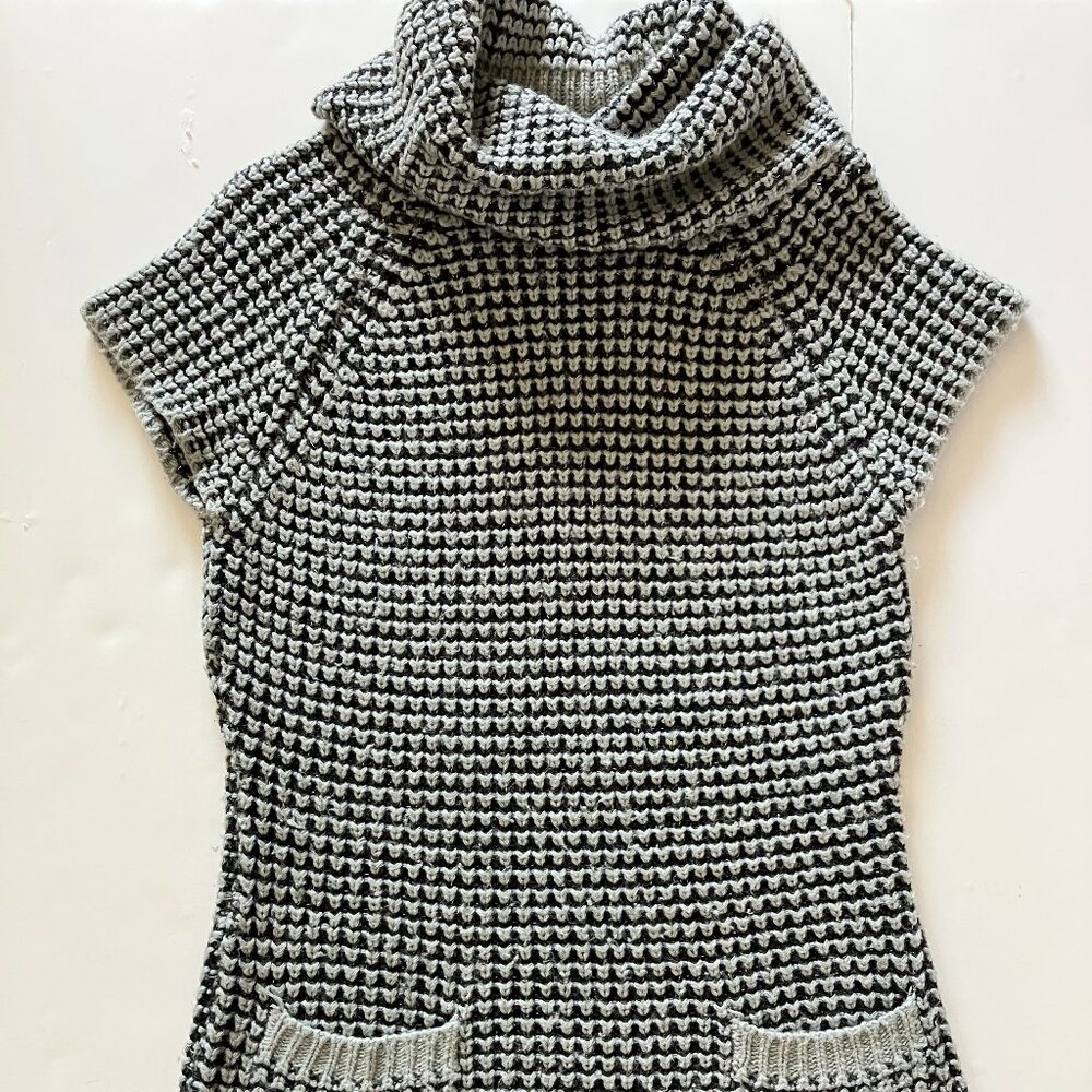 WOMEN'S BLACK/GREY SWEATER